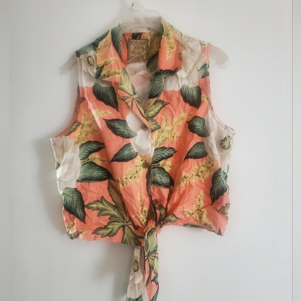 Kylani Bay silk crop top peach with gardenia print tie front button down